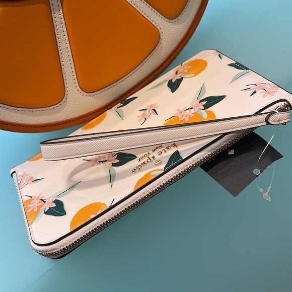 Kate Spade Lucy Orange Toss Printed Medium L-Zip Wristlet
Cream Multi
NWT - Picture 8 of 16